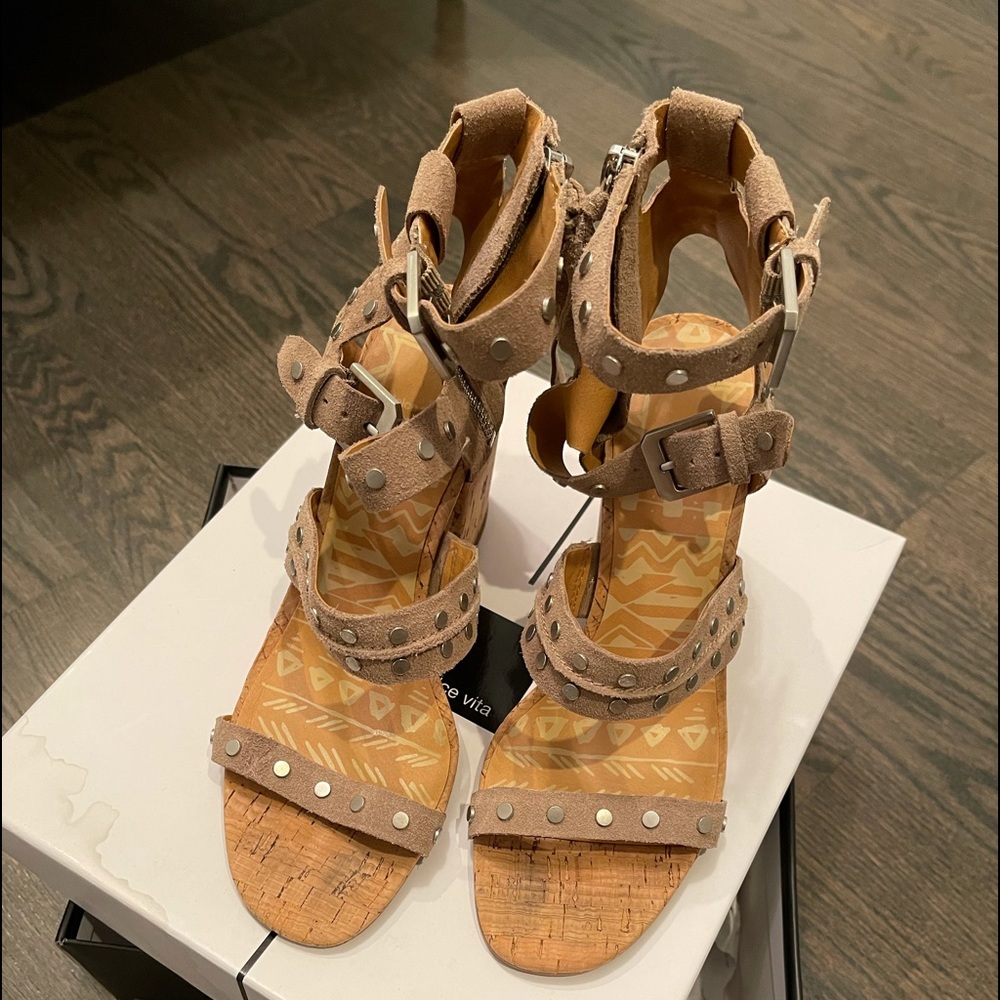Dolce Vita sandles lightly worn size 8